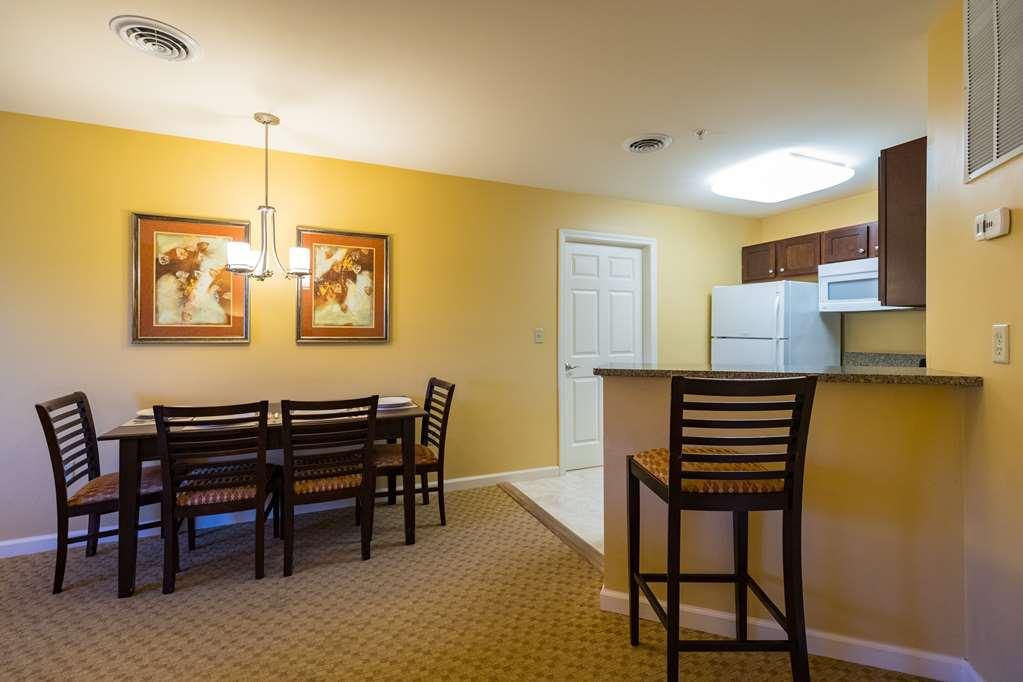 Vacation Village In The Berkshires Hancock Quarto foto A typical kitchen and dining area in a typical two-bedroom villa