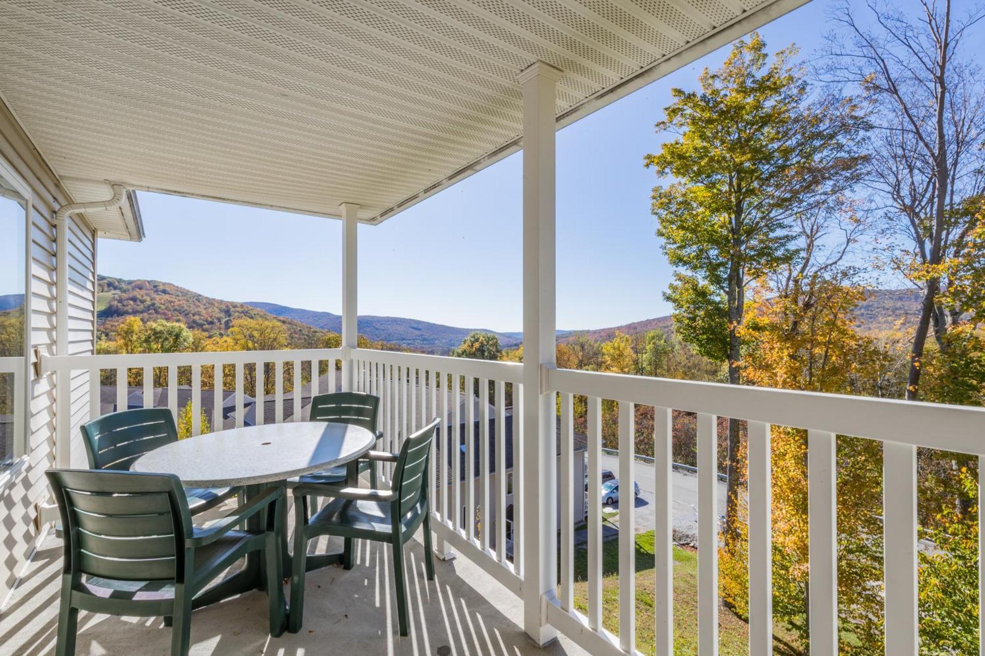 Vacation Village In The Berkshires Hancock Exterior foto A balcony at the Riverview Apartments